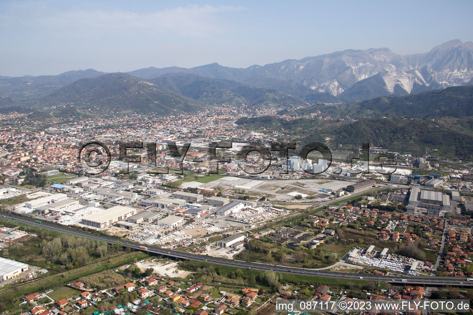 Vue aérienne de Avenza dans le département Toscane, Italie