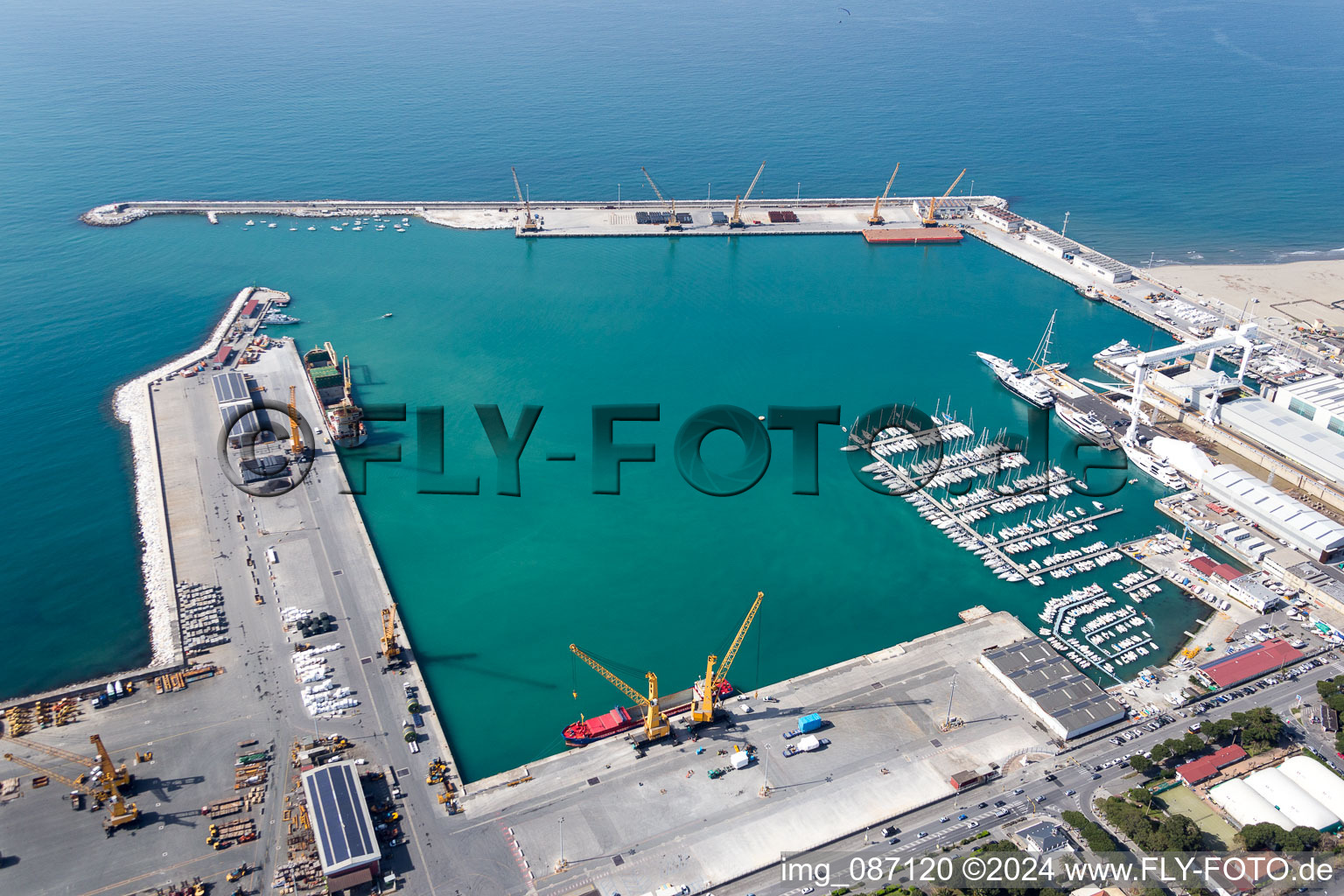 Vue aérienne de Installations portuaires sur la côte de la mer Ligure dans la commune de Marina di Carrara à Carrara dans le département Massa-Carrara, Italie