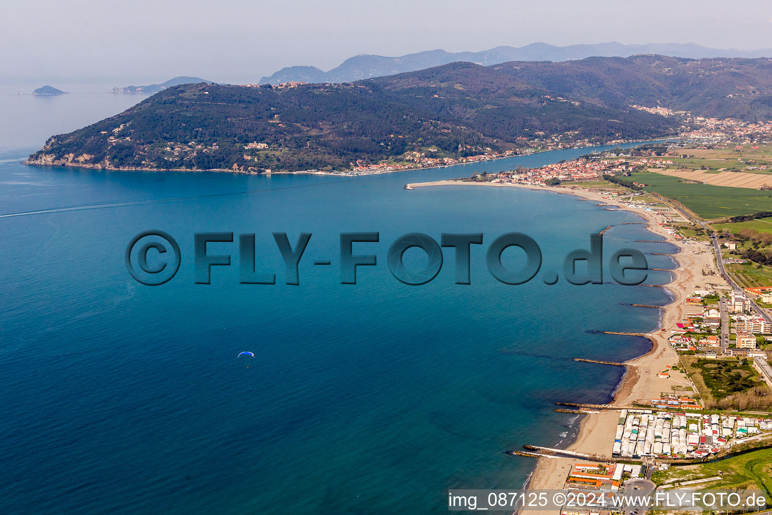 Vue aérienne de Zones côtières le long de l'embouchure du fleuve Magra dans la Méditerranée à Marinella di Sarzana en Ligurie à le quartier Tenuta di Marinella in Sarzana dans le département La Spezia, Italie