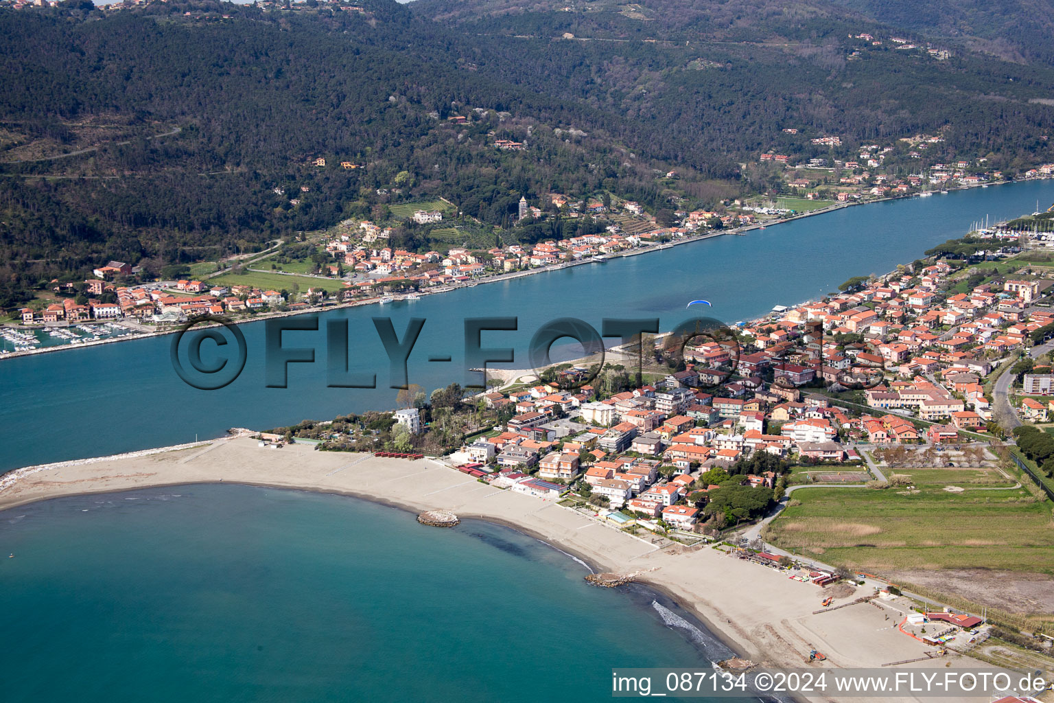 Marinella di Sarzana dans le département Ligurie, Italie depuis l'avion