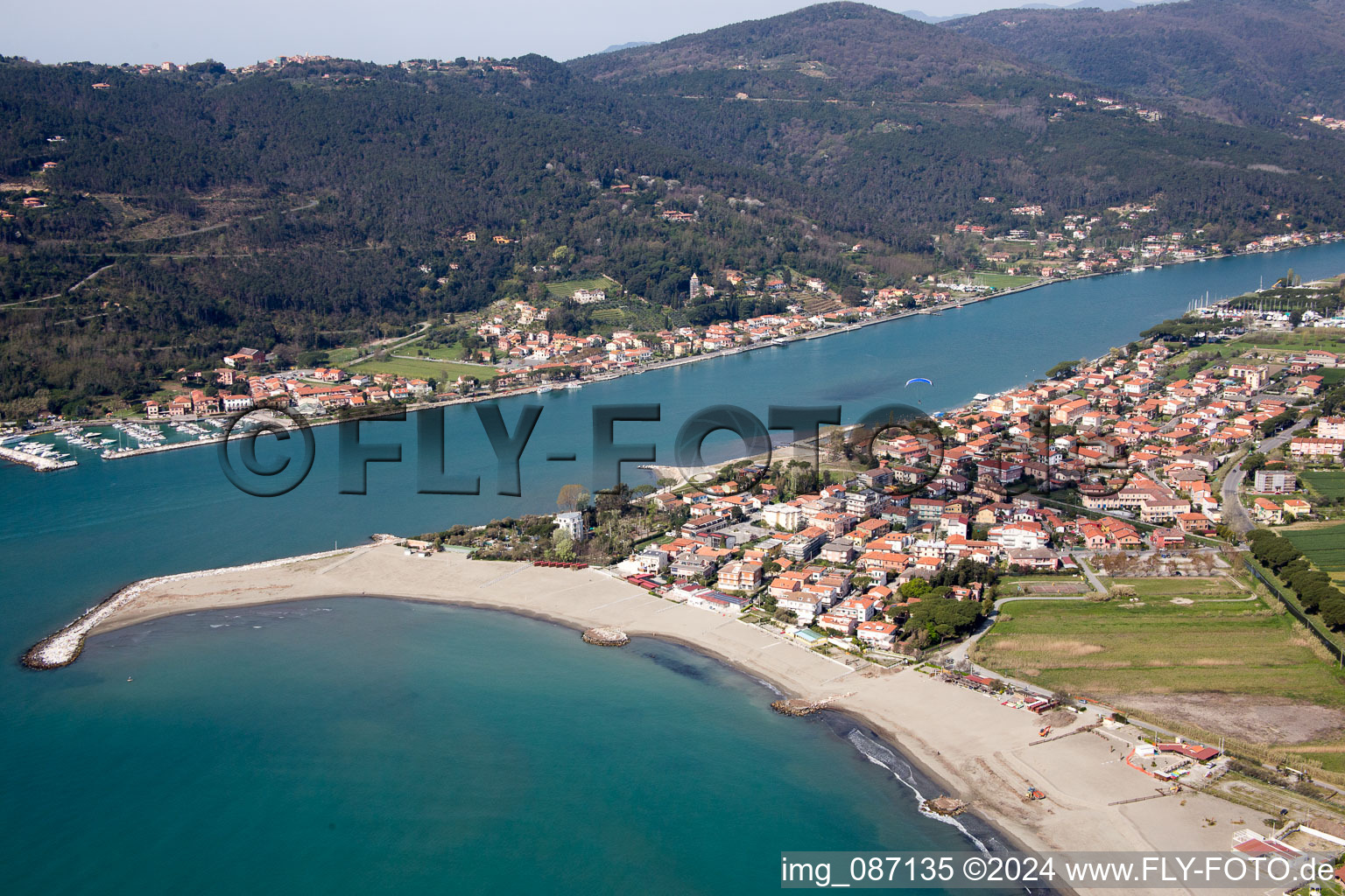 Vue d'oiseau de Marinella di Sarzana dans le département Ligurie, Italie