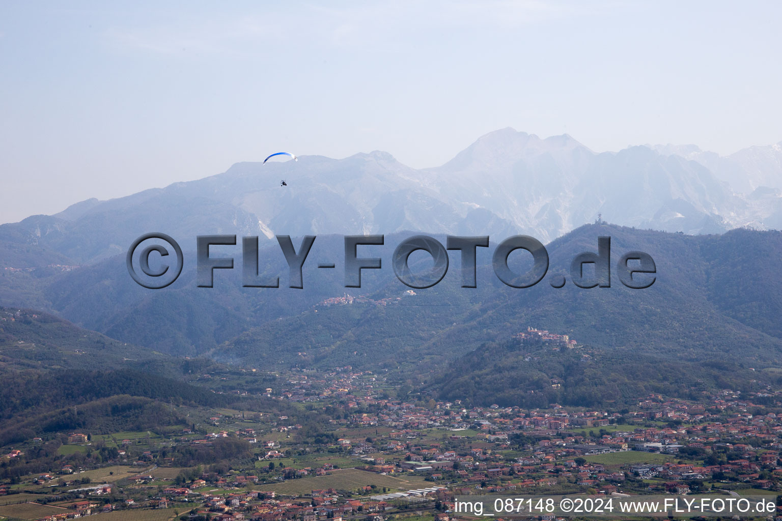 Vue aérienne de Carrara dans le département Massa-Carrara, Italie