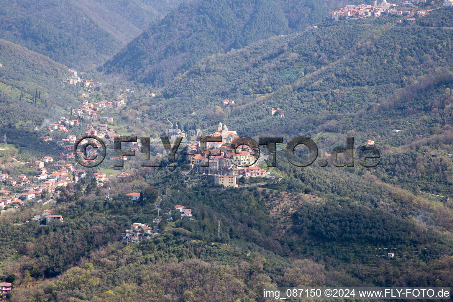 Vue aérienne de Nicola dans le département Ligurie, Italie