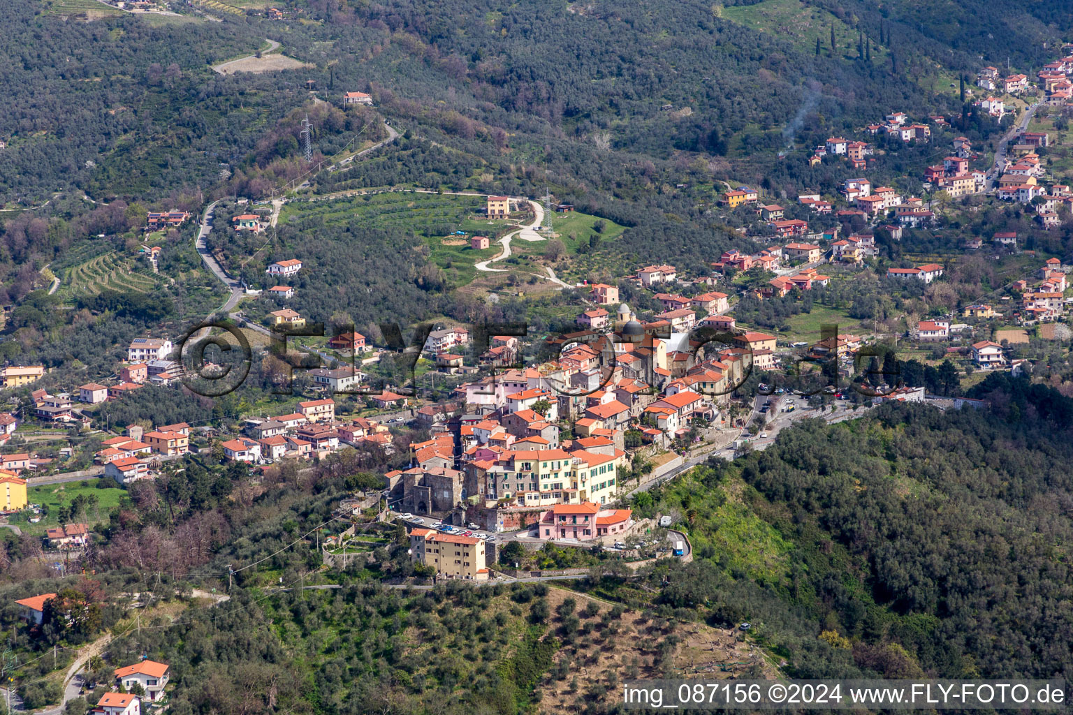 Vue aérienne de Vue sur le village à le quartier Nicola in Ortonovo dans le département La Spezia, Italie