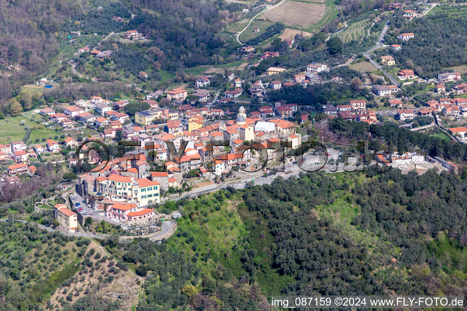 Vue aérienne de Vue sur le village à le quartier Nicola in Ortonovo dans le département La Spezia, Italie