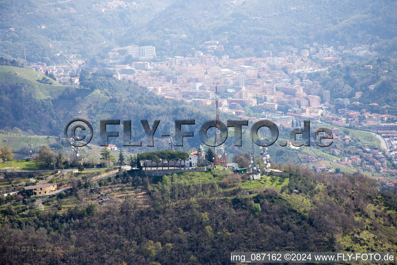 Photographie aérienne de Carrara dans le département Massa-Carrara, Italie