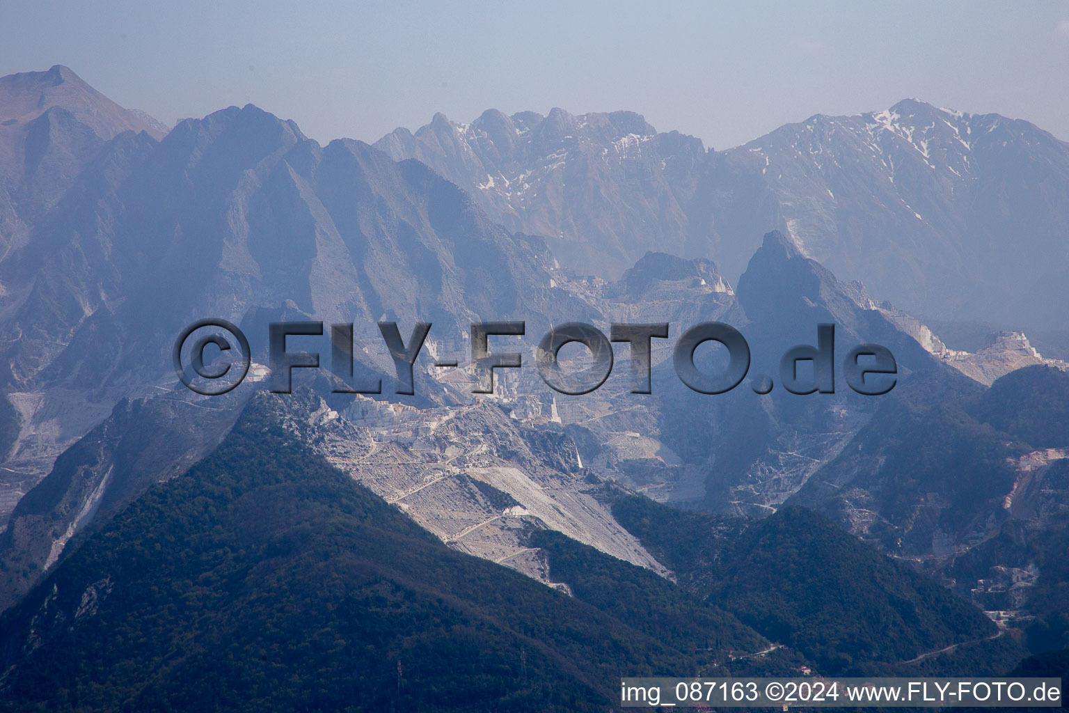 Vue oblique de Carrara dans le département Massa-Carrara, Italie