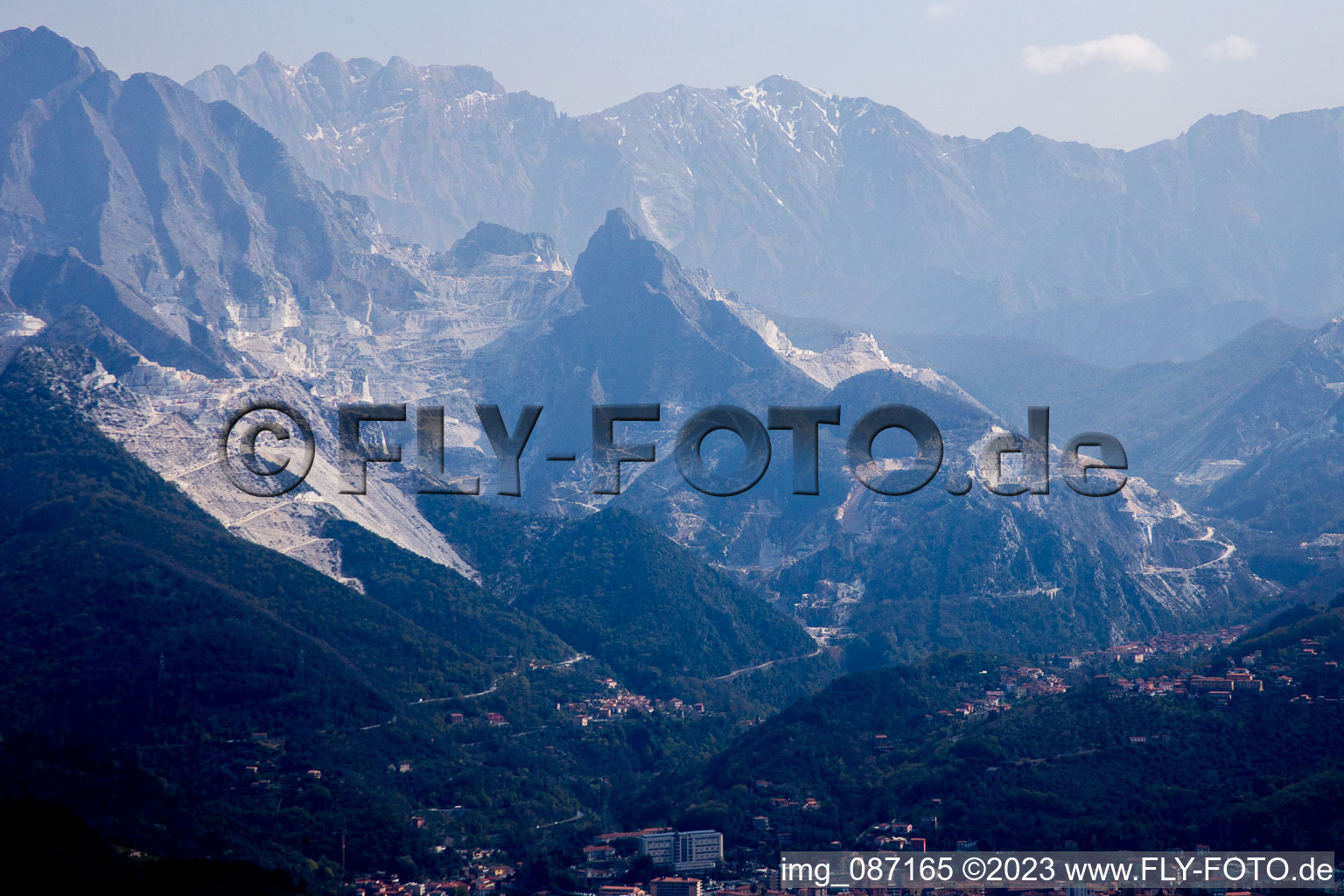 Carrara dans le département Toscane, Italie hors des airs