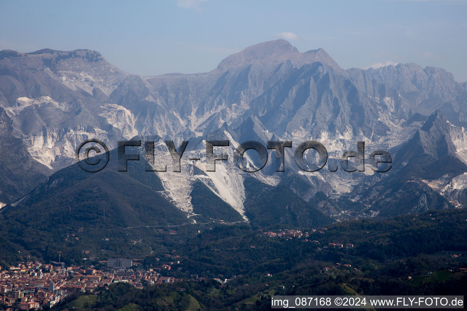 Vue aérienne de Carrara dans le département Massa-Carrara, Italie