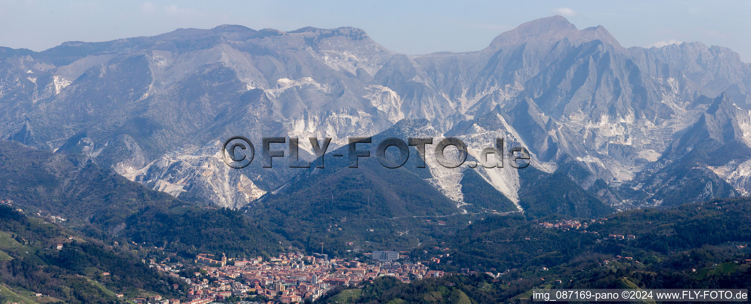 Vue aérienne de Panorama des carrières d'extraction et d'extraction du marbre à Carrara dans le département Massa-Carrara, Italie