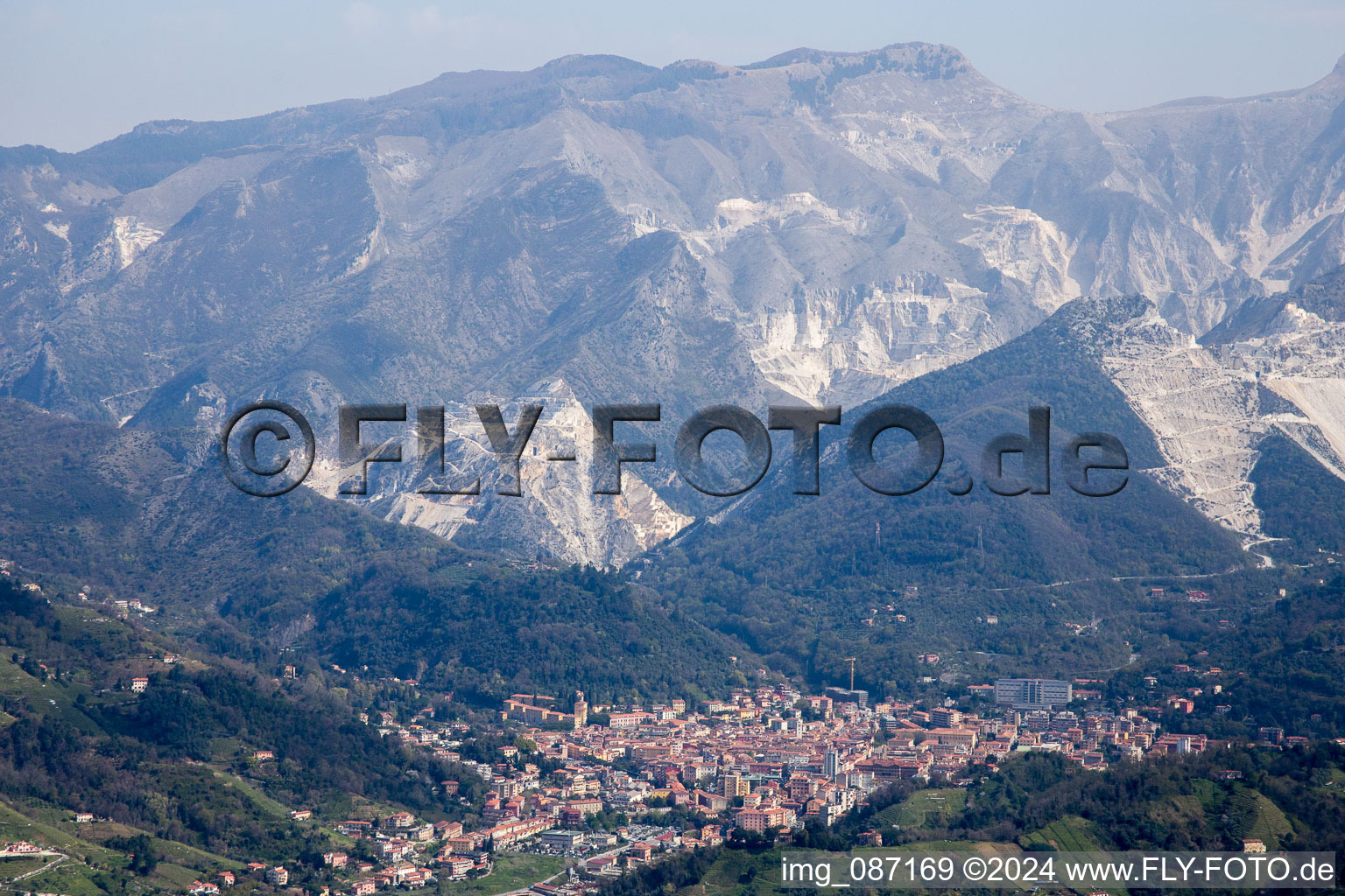 Vue aérienne de Carrière d'extraction et d'extraction de marbre à Carrara dans le département Massa-Carrara, Italie