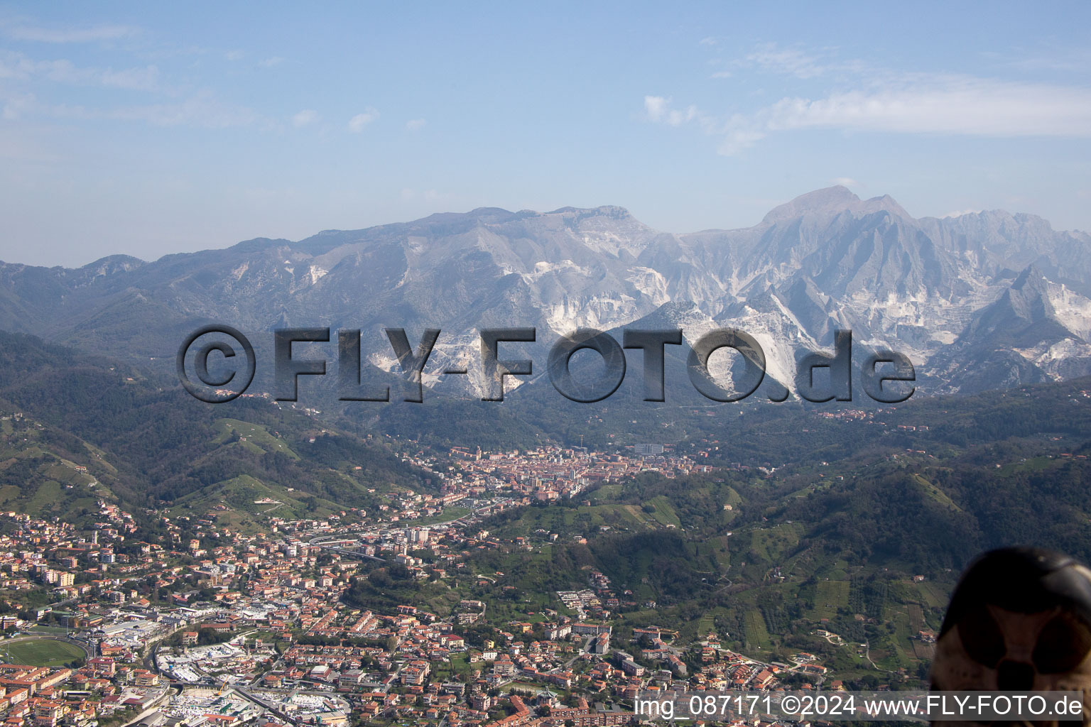 Photographie aérienne de Carrara dans le département Massa-Carrara, Italie