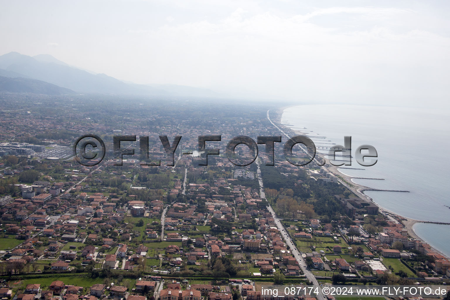 Avenza dans le département Toscane, Italie depuis l'avion