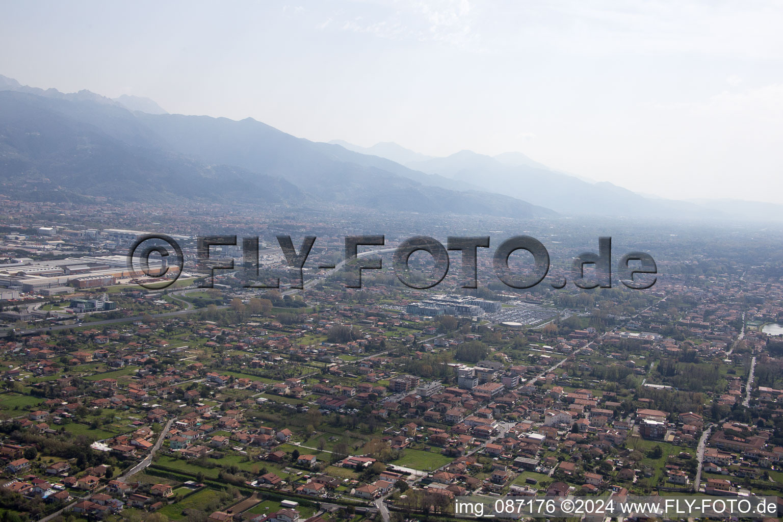 Avenza dans le département Toscane, Italie vue du ciel