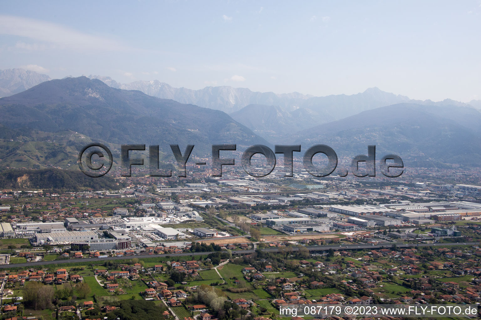 Avenza dans le département Toscane, Italie du point de vue du drone