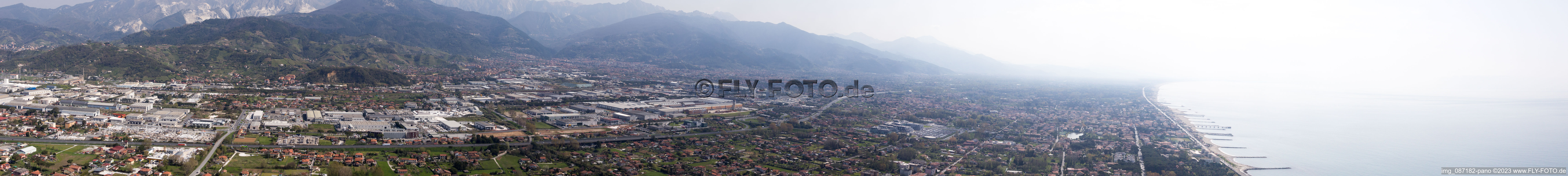 Vue aérienne de Panorama à Avenza dans le département Toscane, Italie