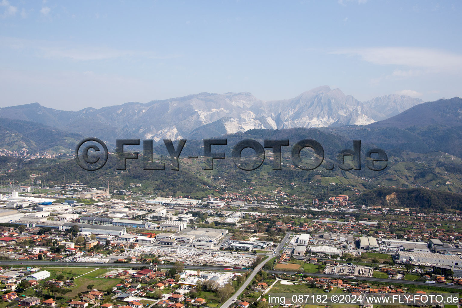 Vue aérienne de Avenza dans le département Toscane, Italie