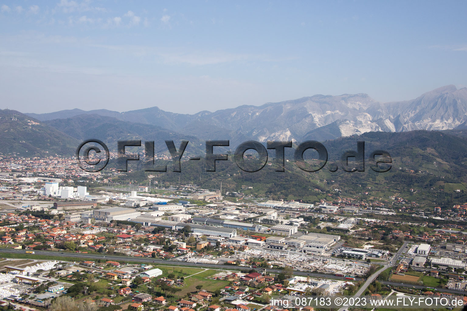 Photographie aérienne de Avenza dans le département Toscane, Italie