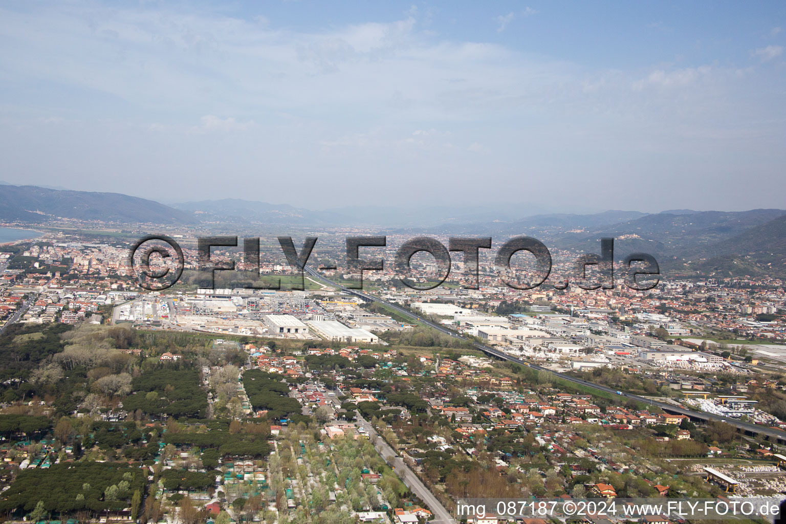 Avenza dans le département Toscane, Italie vue d'en haut