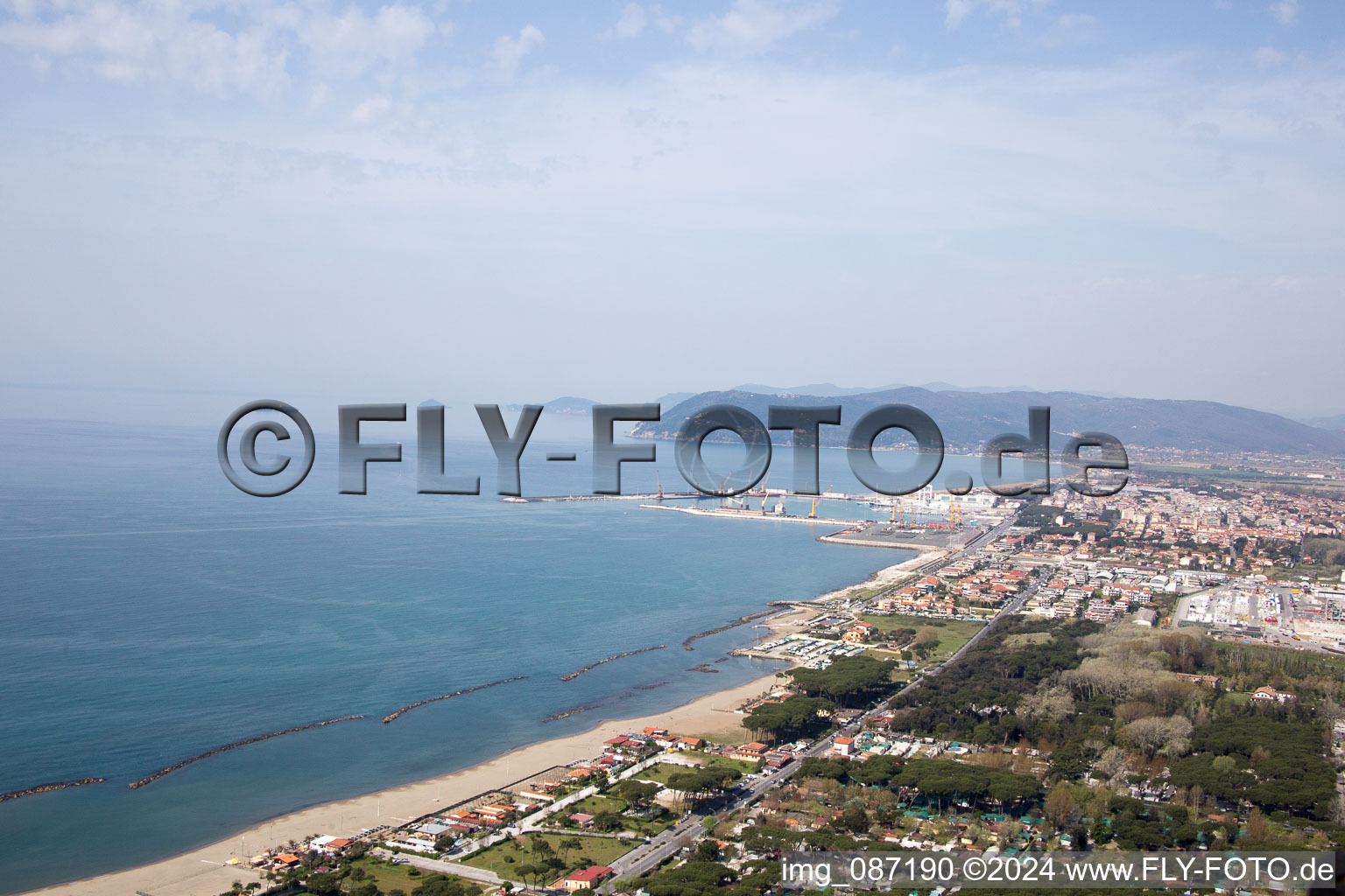 Avenza dans le département Toscane, Italie vue du ciel