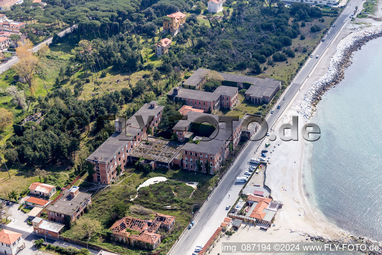 Vue aérienne de Complexe de maisons de vacances dans le parc de vacances délabré Colonia Ettore Motta à Massa dans le département Massa-Carrara, Italie