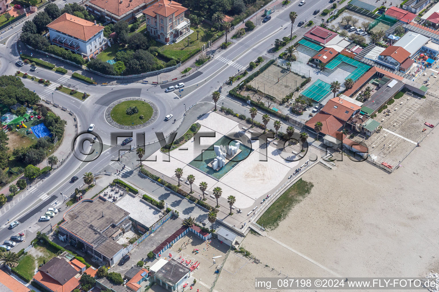 Vue aérienne de Zone circulaire - place du Bagno Ginevra Di Massimo Zerbini & C. Sas sur la Piazza Bad Kissingen à Massa dans le département Massa-Carrara, Italie