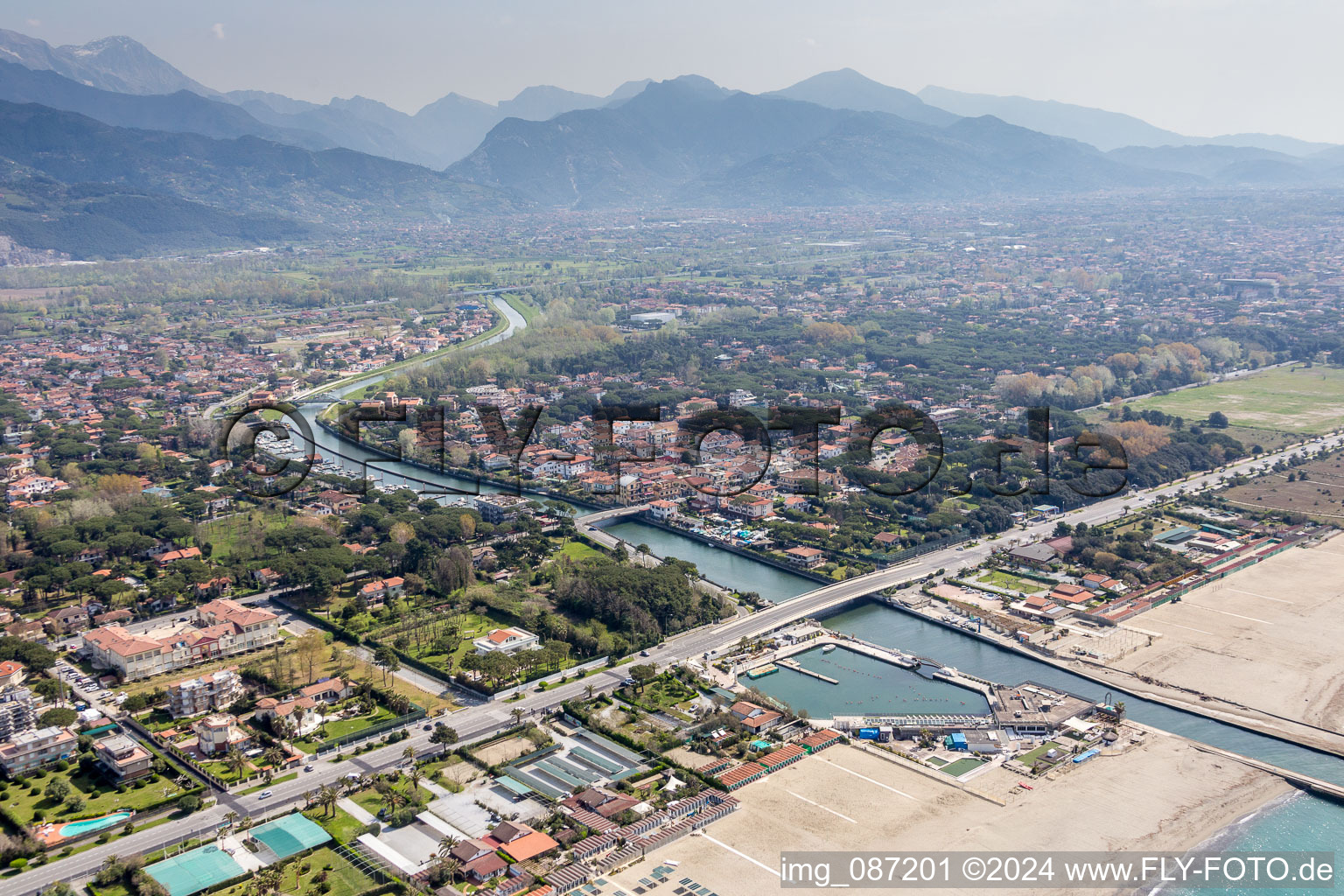 Vue aérienne de Embouchure de la rivière sur la côte de la mer Ligure, devant le paysage alpin de Massa en Capanne-Prato-Cinquale à le quartier Capanne-Prato-Cinquale in Montignoso dans le département Massa-Carrara, Italie