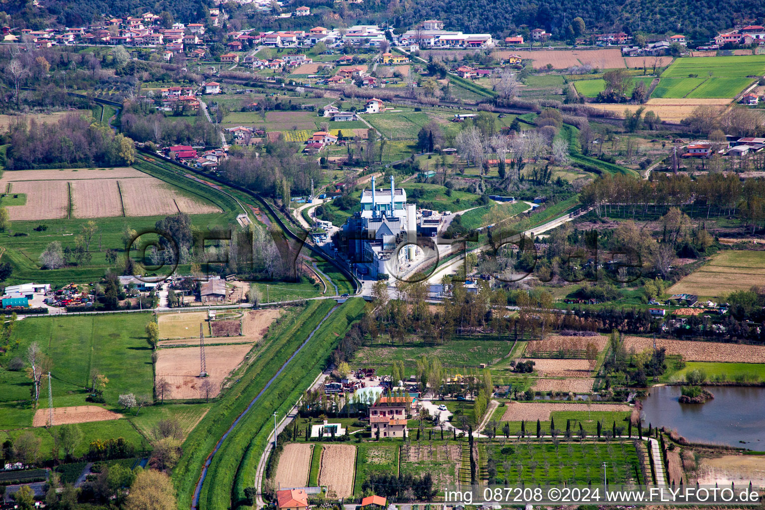 Vue aérienne de Bâtiment en forme de navire dans les locaux de l'usine ERSU Spa à Pietrasanta dans le département Lucca, Italie