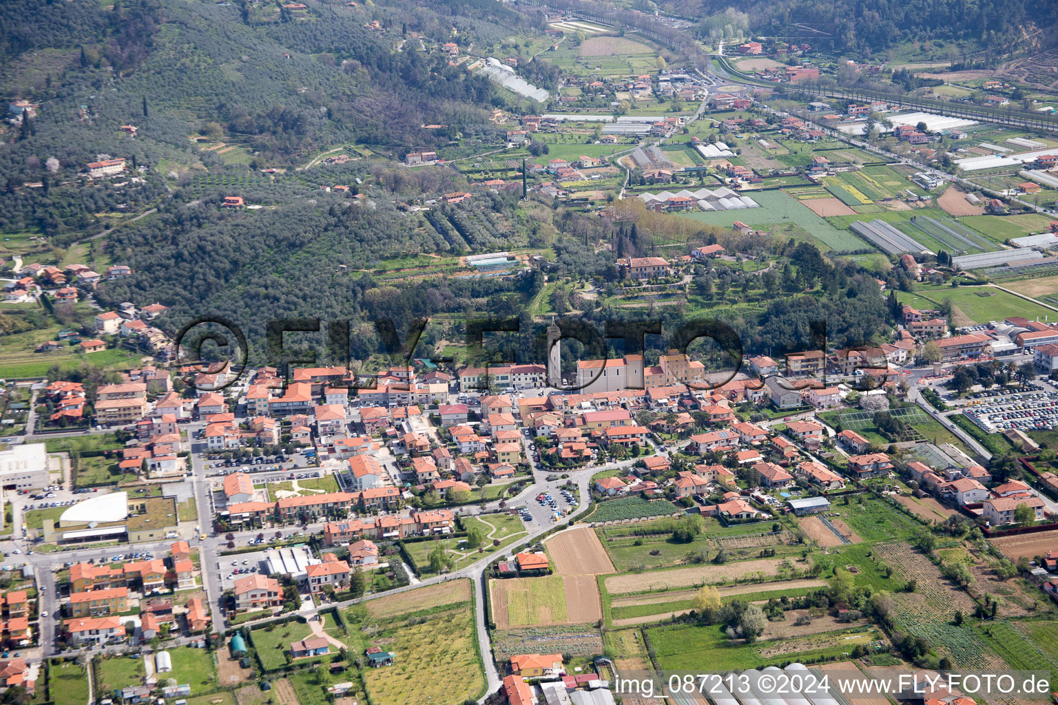 Capezzano Pianore dans le département Toscane, Italie vue d'en haut