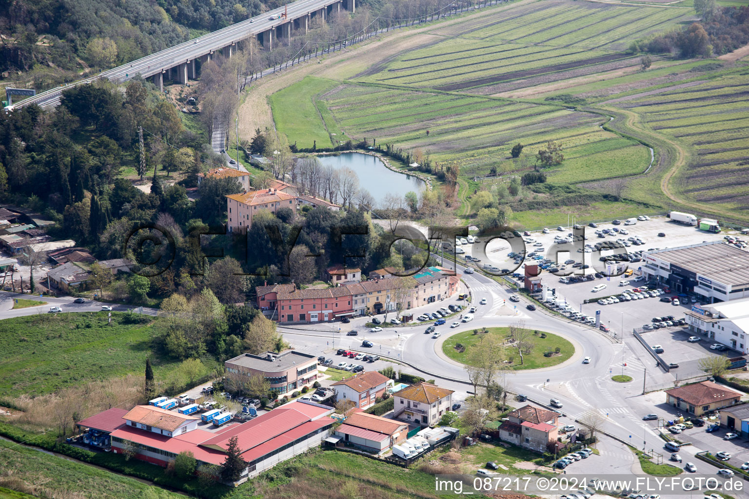 Massarosa dans le département Lucca, Italie vu d'un drone