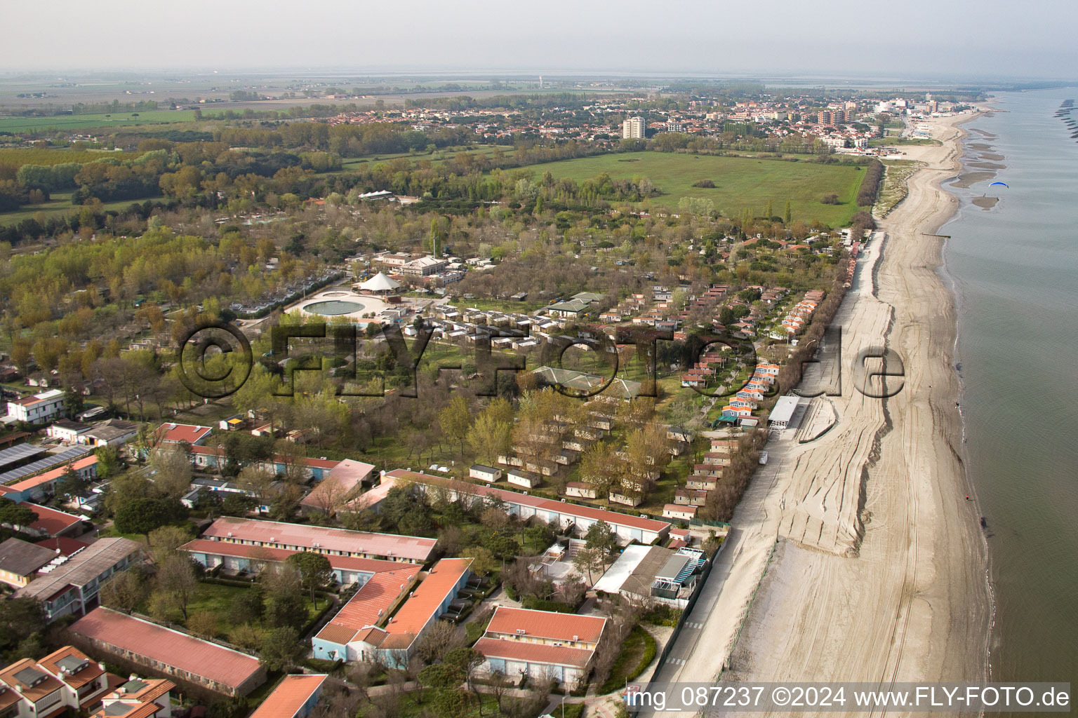 Vue aérienne de Camping familial Vigna sul Mar à le quartier Lido di Pomposa-Lido degli Scacchi in Comacchio dans le département Ferrara, Italie