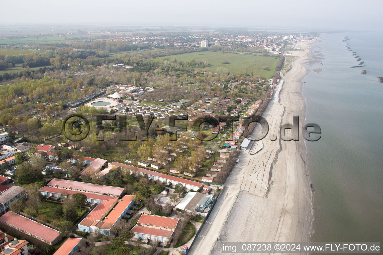 Vue aérienne de Camping familial Vigna sul Mar à le quartier Lido di Pomposa-Lido degli Scacchi in Comacchio dans le département Ferrara, Italie