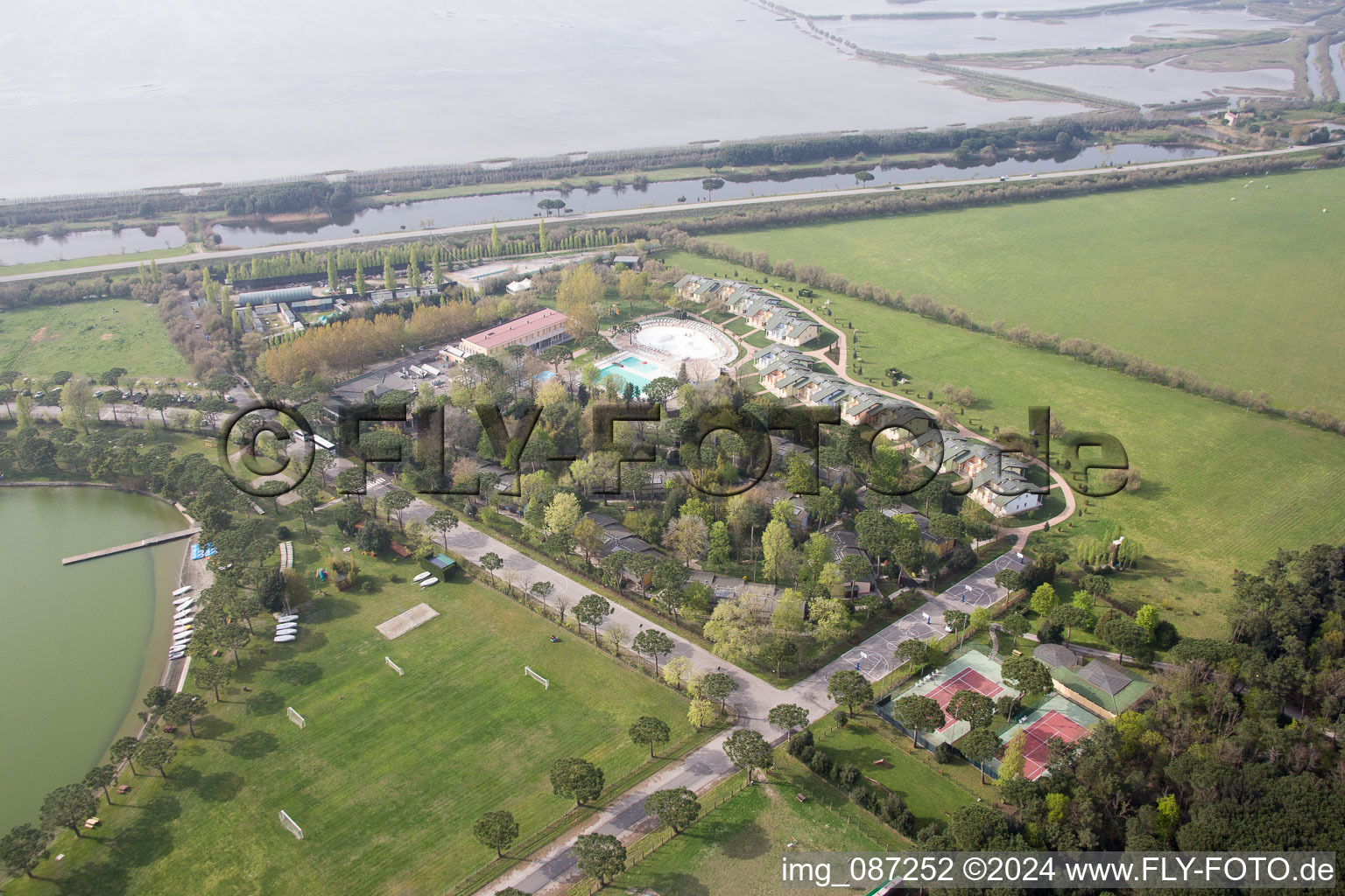 Vue aérienne de Comacchio, Lido di Volano à Lido di Volano dans le département Émilie-Romagne, Italie