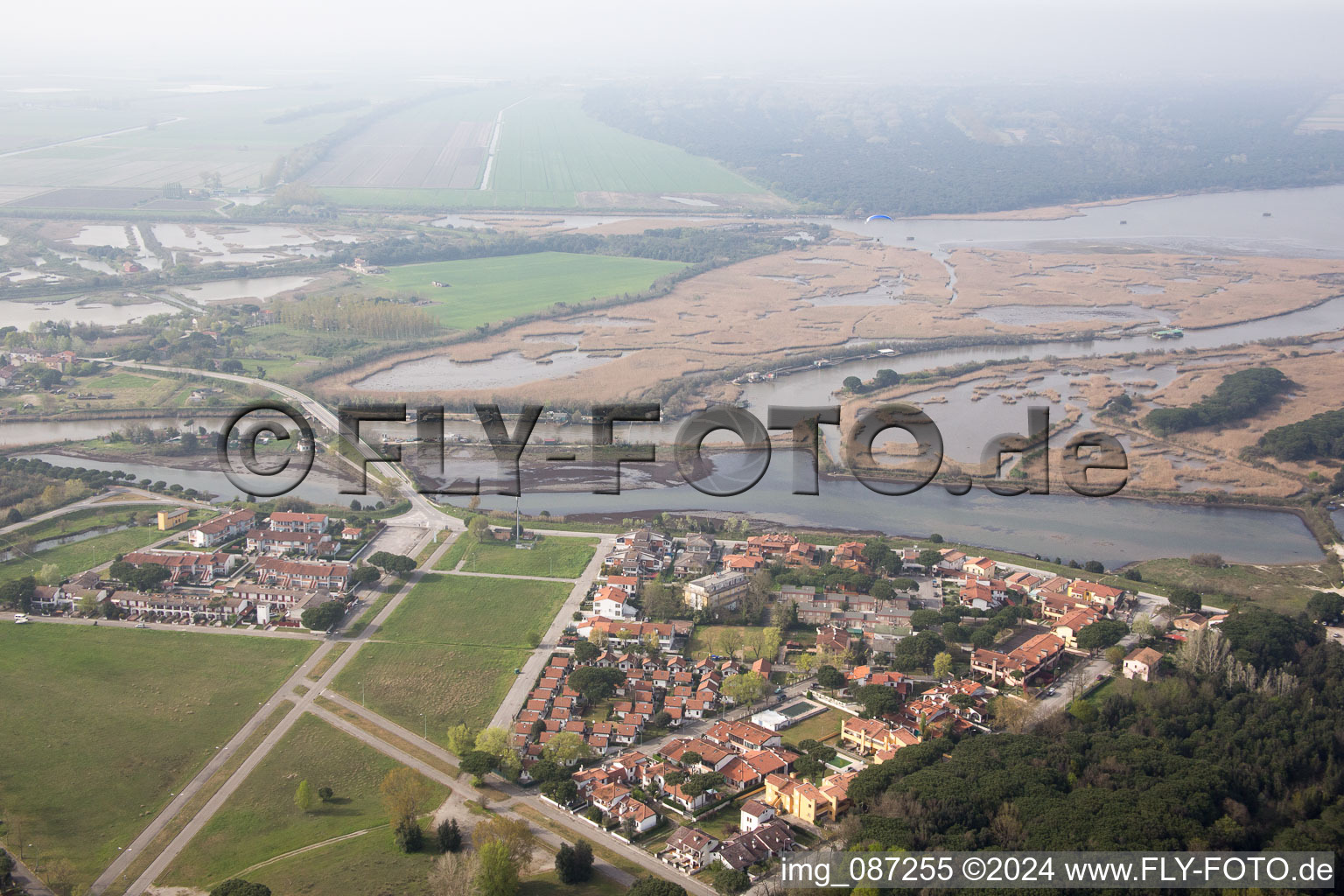 Vue aérienne de Bagni dans le département Émilie-Romagne, Italie