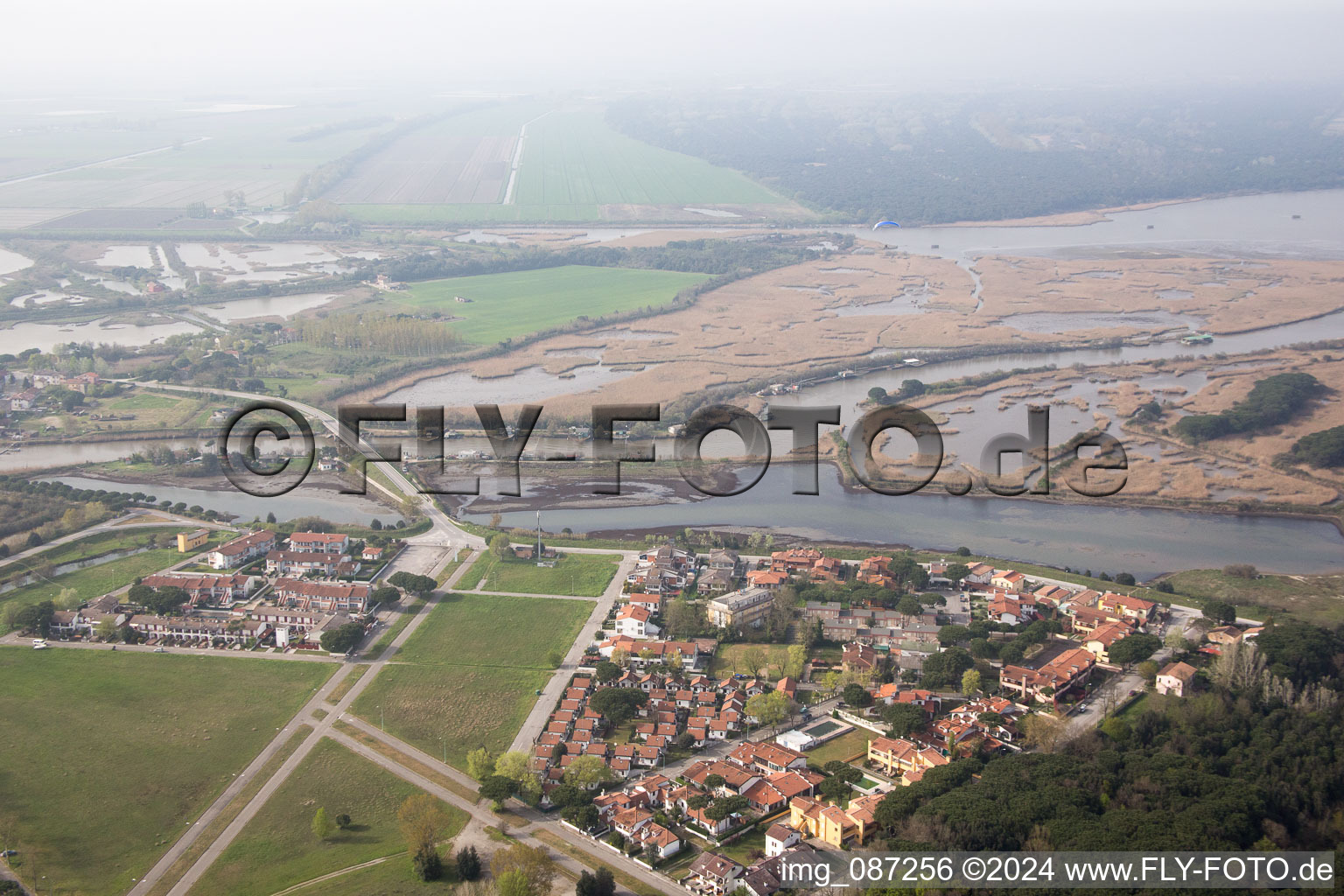 Vue aérienne de Bagni dans le département Émilie-Romagne, Italie