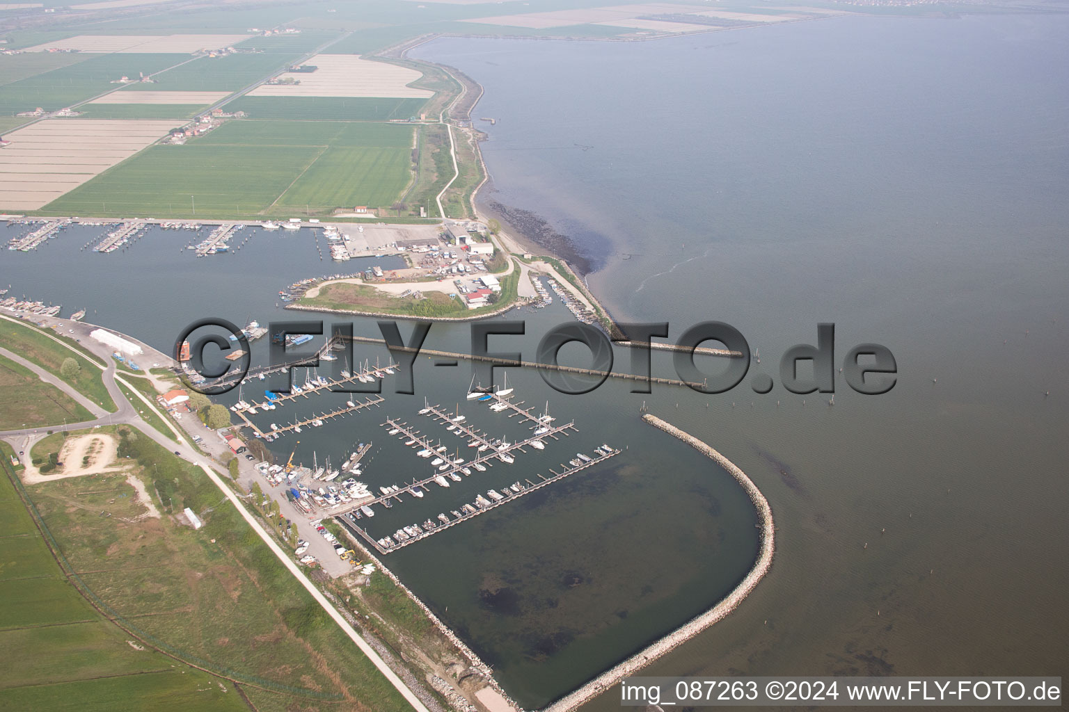 Vue aérienne de Marina avec amarres pour bateaux de plaisance et amarres pour bateaux au bord de l'Adriatique en Émilie-Romagne à Goro dans le département Ferrara, Italie