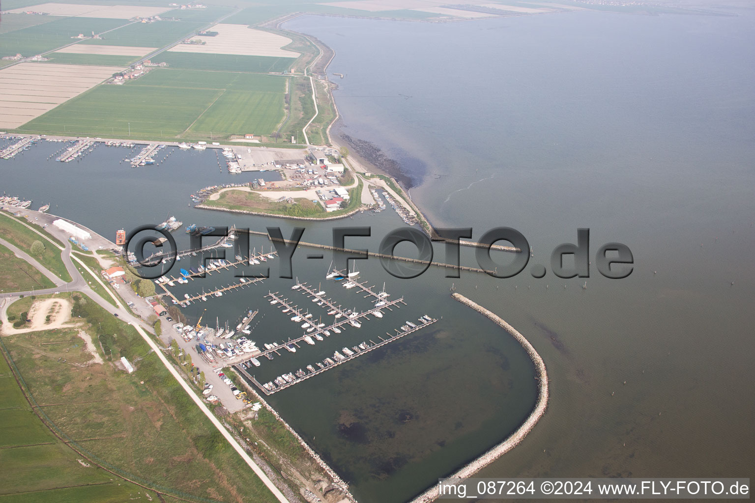 Vue aérienne de Marina avec amarres pour bateaux de plaisance et amarres pour bateaux au bord de l'Adriatique en Émilie-Romagne à Goro dans le département Ferrara, Italie