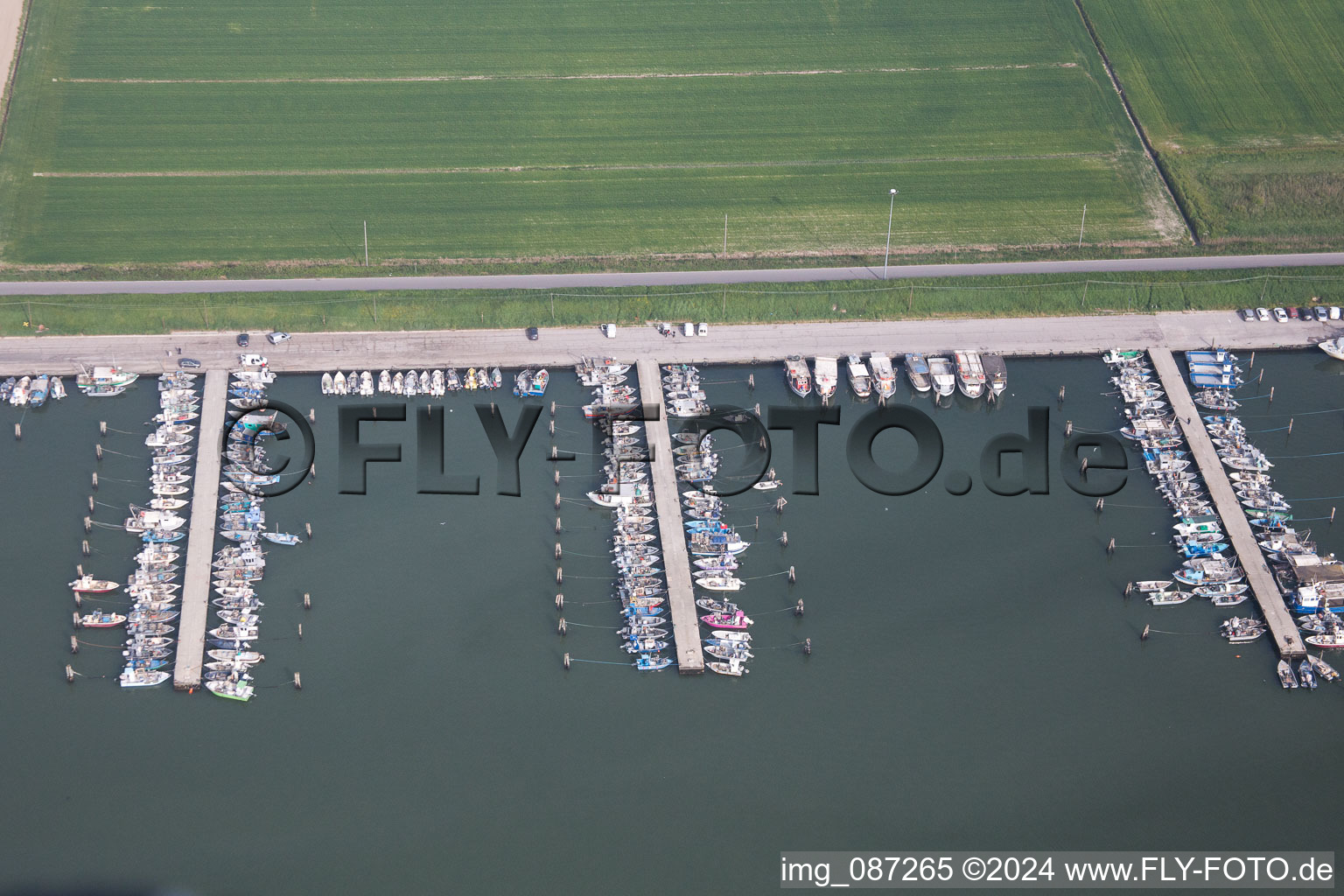 Photographie aérienne de Marina avec amarres pour bateaux de plaisance et amarres pour bateaux au bord de l'Adriatique en Émilie-Romagne à Goro dans le département Ferrara, Italie