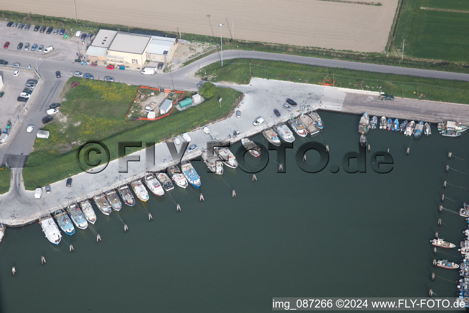 Vue oblique de Marina avec amarres pour bateaux de plaisance et amarres pour bateaux au bord de l'Adriatique en Émilie-Romagne à Goro dans le département Ferrara, Italie