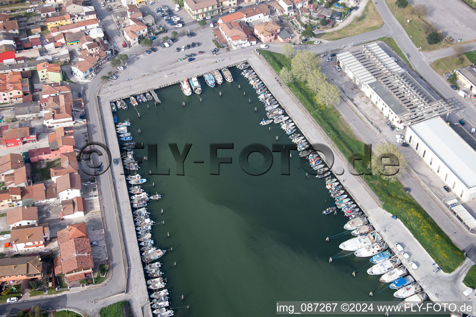 Marina avec amarres pour bateaux de plaisance et amarres pour bateaux au bord de l'Adriatique en Émilie-Romagne à Goro dans le département Ferrara, Italie d'en haut