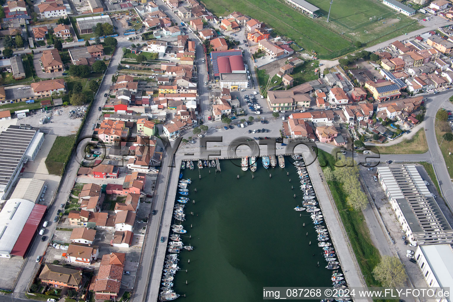 Marina avec amarres pour bateaux de plaisance et amarres pour bateaux au bord de l'Adriatique en Émilie-Romagne à Goro dans le département Ferrara, Italie hors des airs