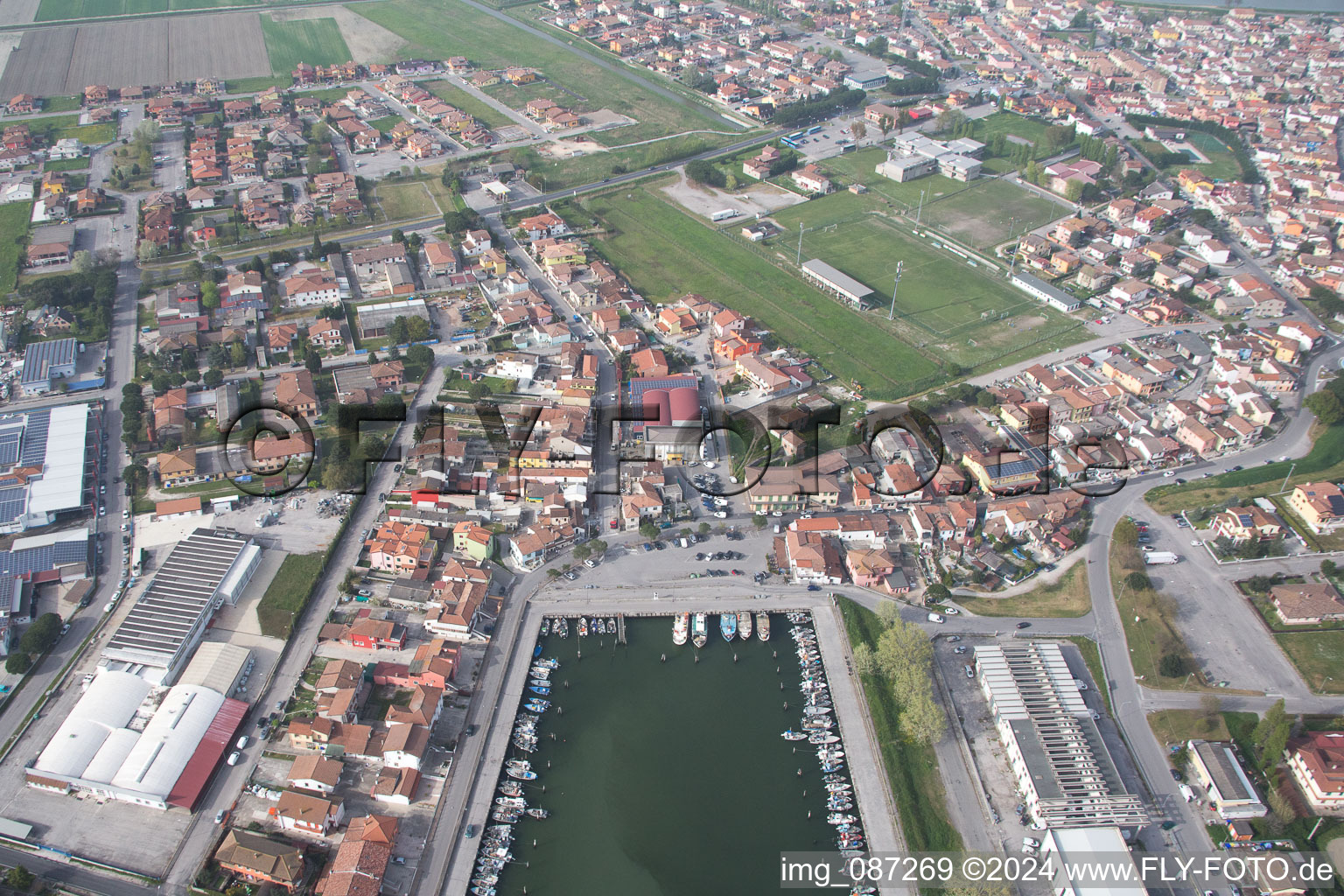 Marina avec amarres pour bateaux de plaisance et amarres pour bateaux au bord de l'Adriatique en Émilie-Romagne à Goro dans le département Ferrara, Italie vue d'en haut