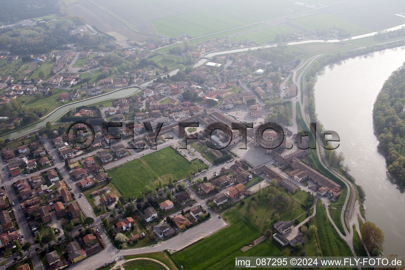 Vue oblique de Mesola dans le département Ferrara, Italie