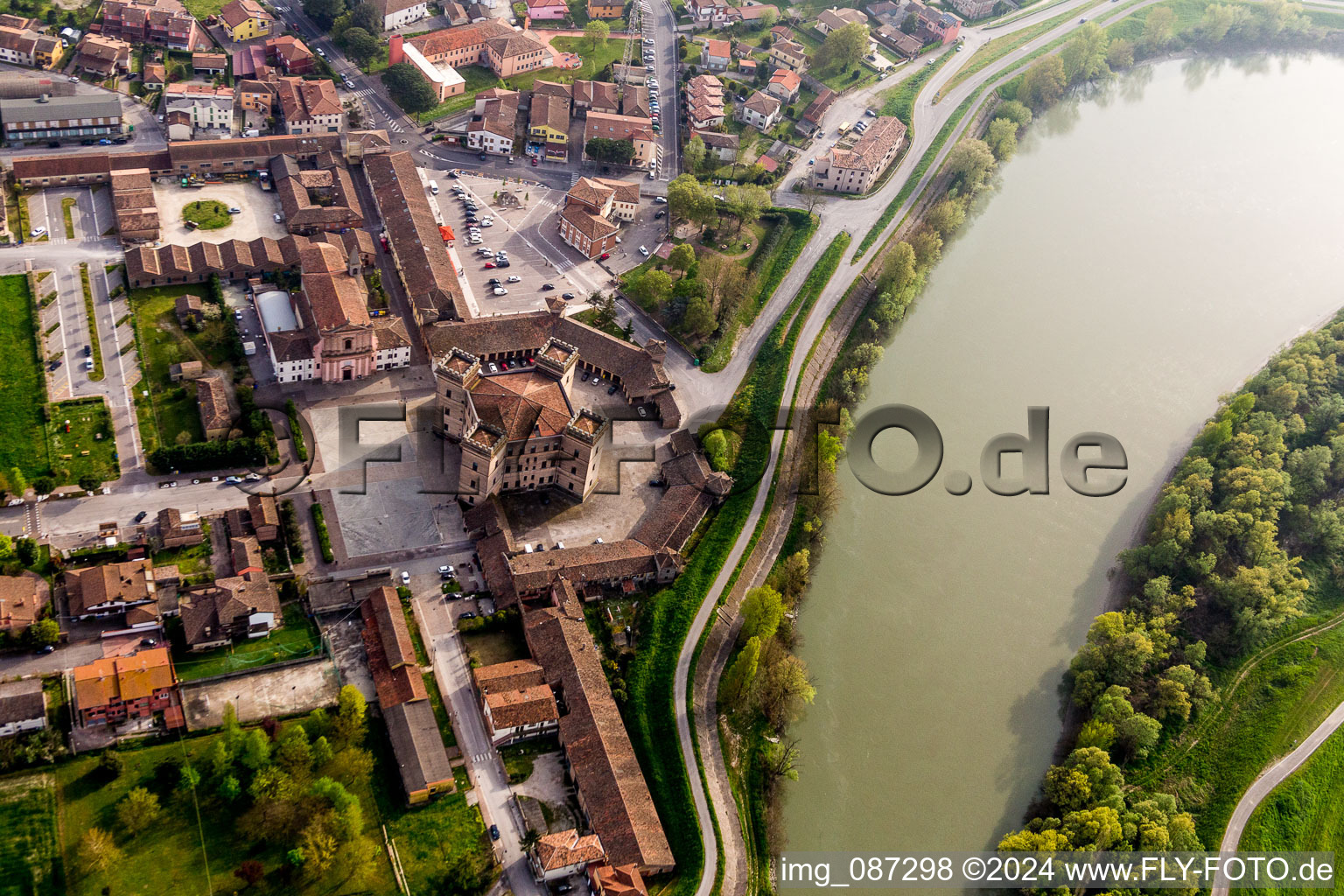 Vue aérienne de Quatre tours du château de Robinie / Castello di Mesola - Delizia Estense sur les rives du Pô en Émilie-Romagne à Mesola dans le département Ferrara, Italie