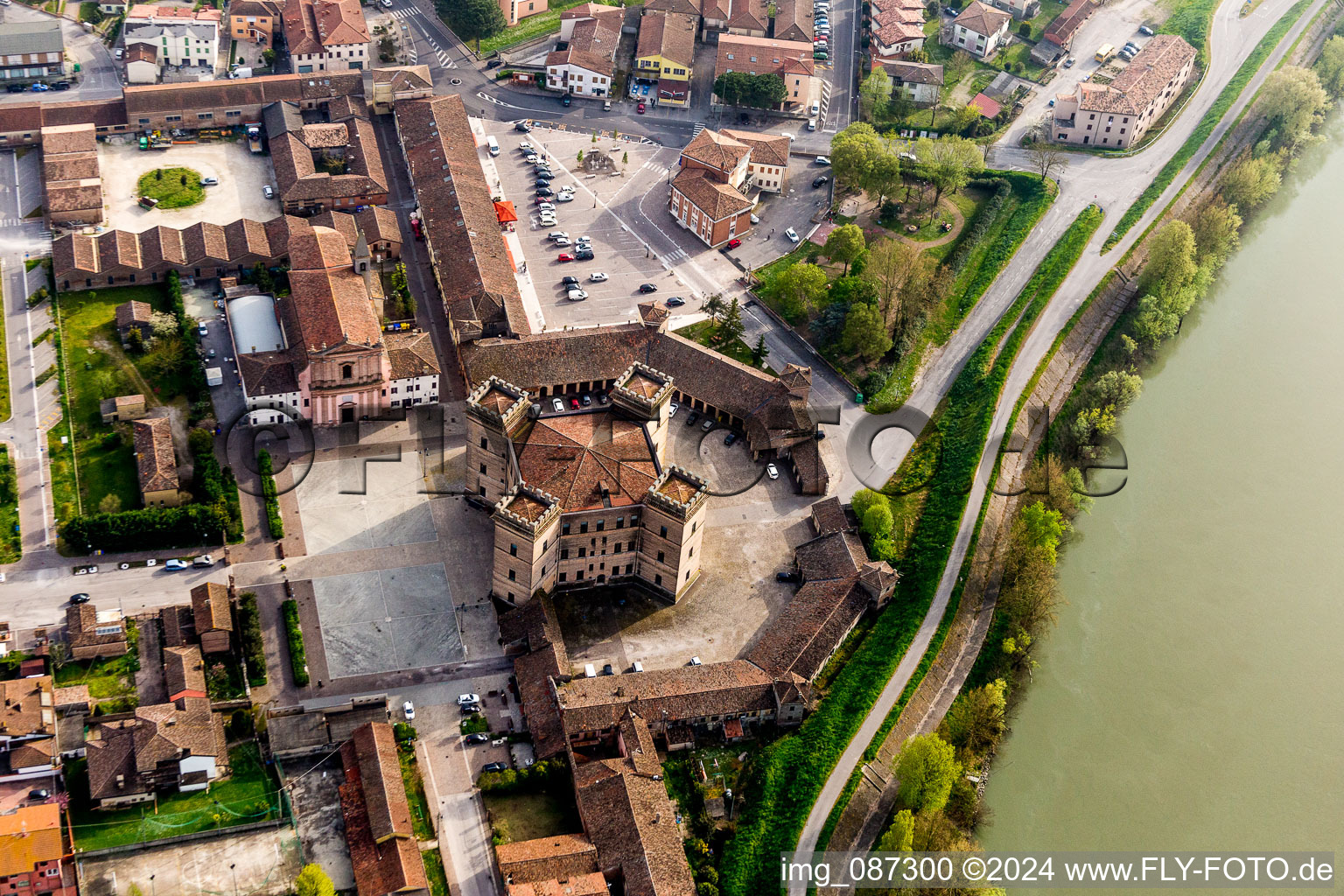 Vue aérienne de Quatre tours du château de Robinie / Castello di Mesola - Delizia Estense sur les rives du Pô en Émilie-Romagne à Mesola dans le département Ferrara, Italie