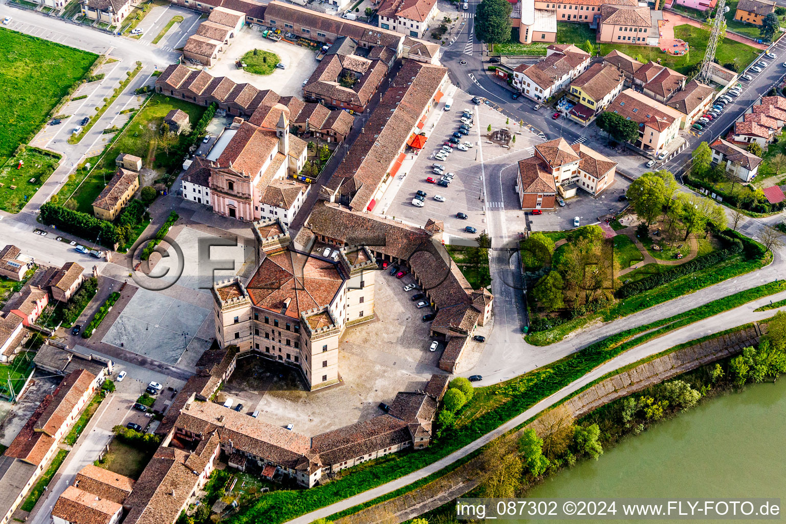 Photographie aérienne de Quatre tours du château de Robinie / Castello di Mesola - Delizia Estense sur les rives du Pô en Émilie-Romagne à Mesola dans le département Ferrara, Italie