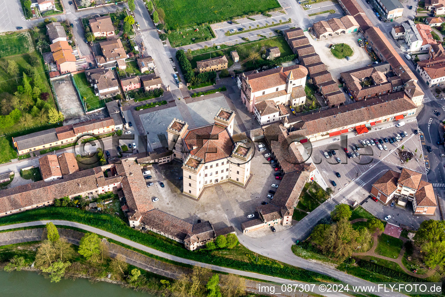 Vue oblique de Quatre tours du château de Robinie / Castello di Mesola - Delizia Estense sur les rives du Pô en Émilie-Romagne à Mesola dans le département Ferrara, Italie