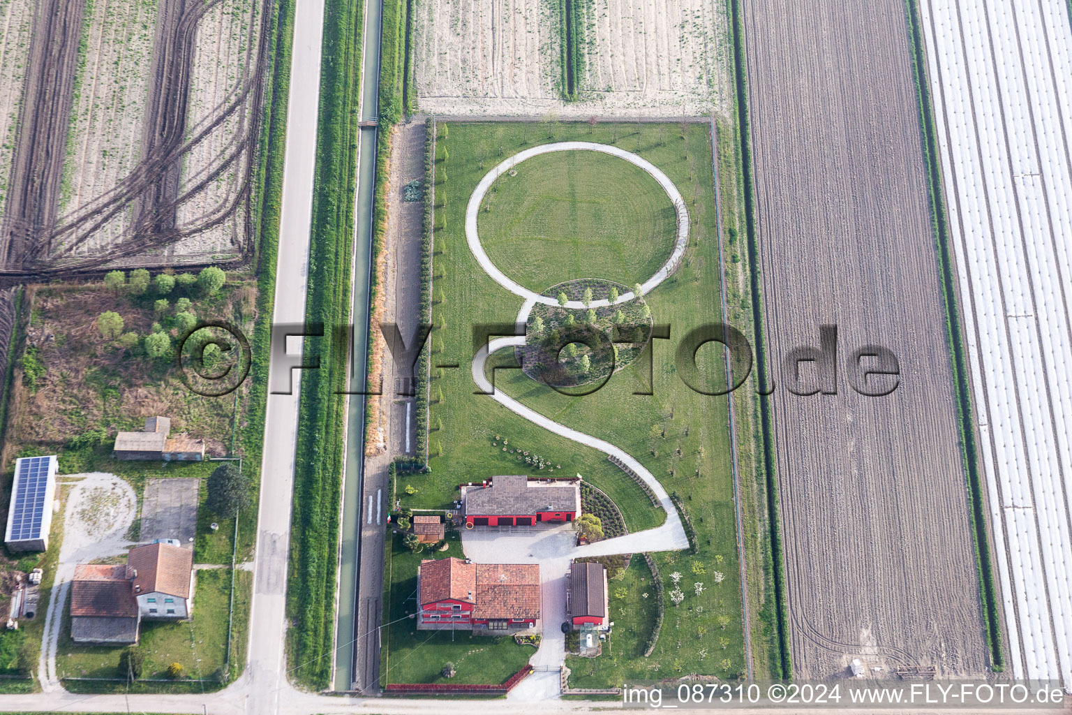 Vue aérienne de Parc avec chemin circulaire à Monticelli en Émilie-Romagne à Mesola dans le département Ferrara, Italie