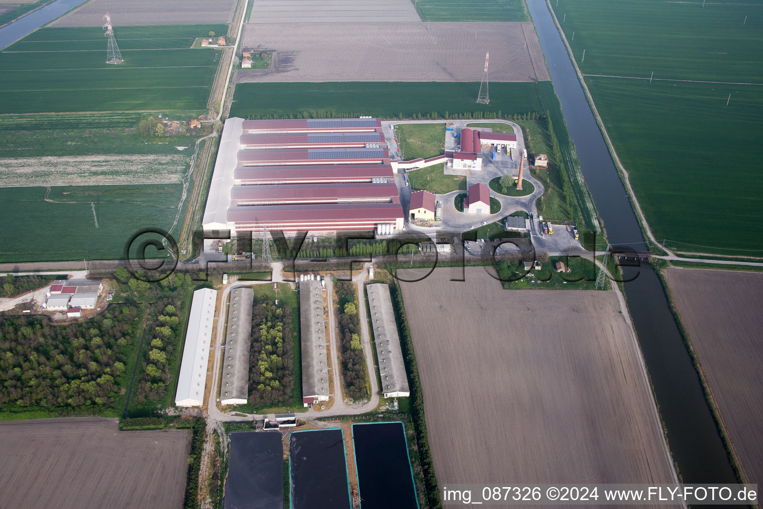 Photographie aérienne de Écuries d'élevage d'animaux Élevage de porcs pour la production porcine combiné avec des bassins d'élevage de poissons à Codigoro dans le département Émilie-Romagne, Italie