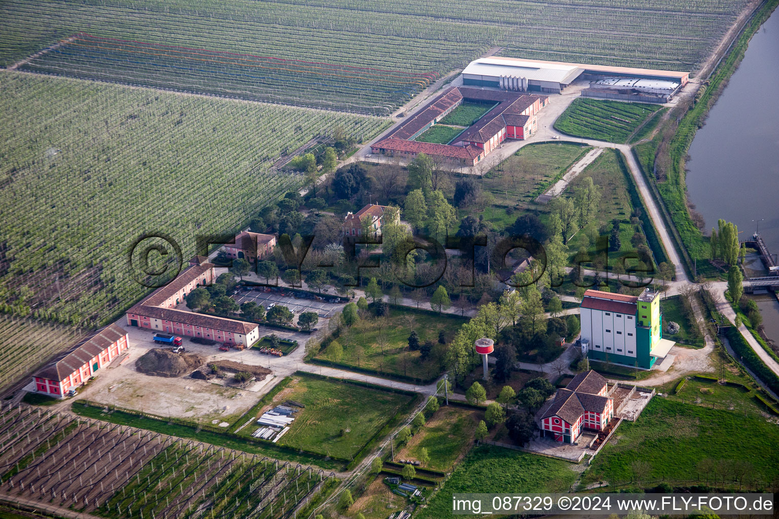 Vue aérienne de Propriété d'une ferme dans la vallée du Pô en bordure de champs cultivés à Lodigiana en Émilie-Romagne à le quartier Lodigiana in Fiscaglia dans le département Ferrara, Italie